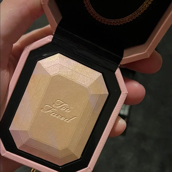 Too Faced Pink and Gold Highlighter Compact - Picture 4 of 5
